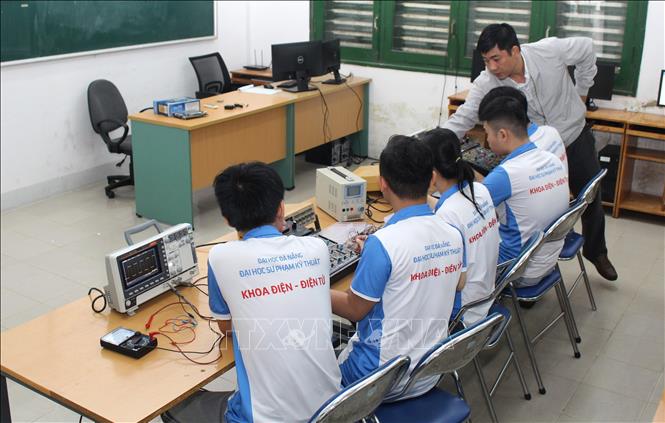 Giờ thực hành Thiết kế vi mạch bán dẫn của sinh viên Khoa Điện-Điện tử, trường Đại học Sư phạm Kỹ thuật- Đại học Đà Nẵng. Ảnh: Văn Dũng-TTXVN
