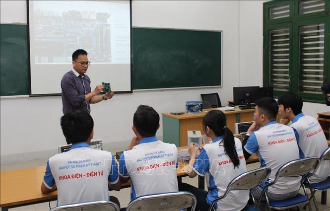 Giờ thực hành Thiết kế vi mạch bán dẫn của sinh viên Khoa Điện-Điện tử, trường Đại học Sư phạm Kỹ thuật- Đại học Đà Nẵng. Ảnh: Văn Dũng-TTXVN