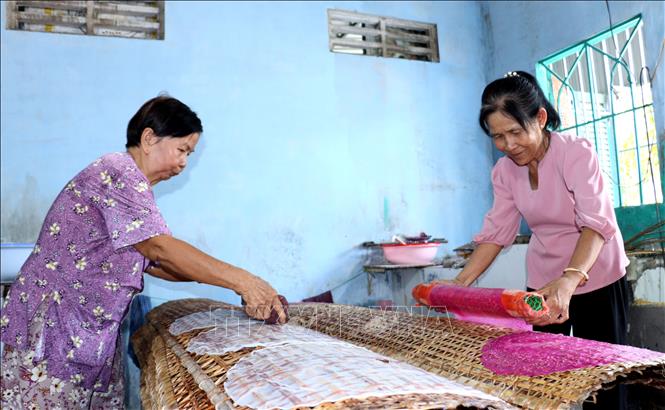 Cơ sở sản xuất bánh tráng của bà Trần Thị Thúy Liễu (xã Lục Sỹ Thành, huyện Trà Ôn, tỉnh Vĩnh Long) tất bật sản xuất các đơn hàng Tết. Ảnh: Lê Thúy Hằng - TTXVN