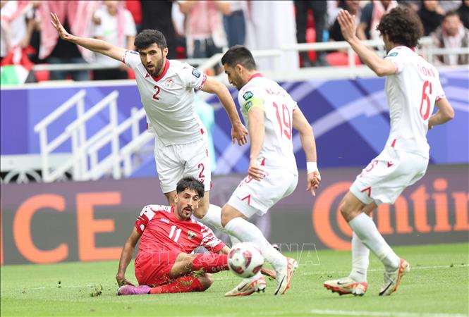 Tiền đạo Jordan Yazan Alnaimat (số 11) nỗ lực khống chế bóng trước các tuyển thủ Tajikistan. Ảnh: THX/TTXVN 