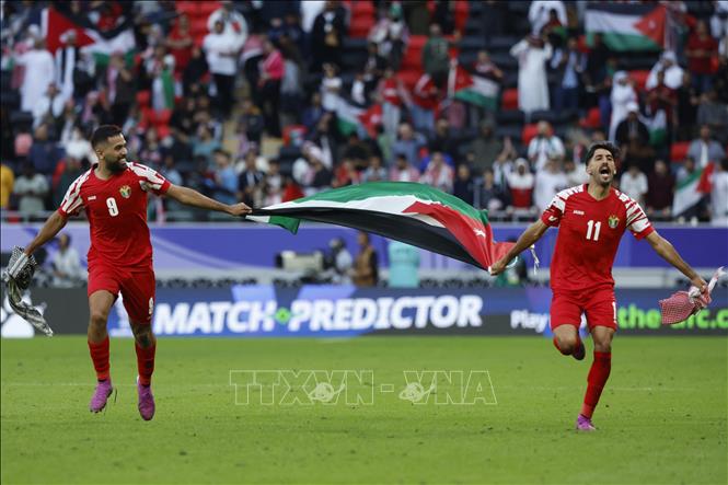 Các tiền đạo Jordan Ali Olwan (số 9) và Yazan al-Naimat (số 11) mừng chiến thắng của đội nhà. Ảnh: AFP/TTXVN