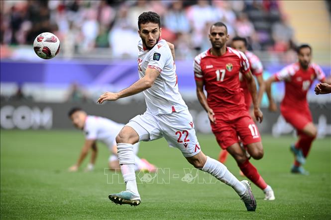 Tiền đạo Tajikistan Samiev Shahrom (số 22) nỗ lực kiểm soát bóng trong trận đấu. Ảnh: THX/TTXVN