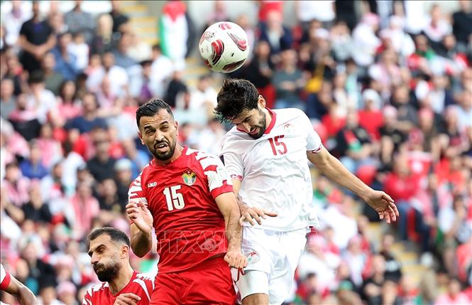 Pha tranh bóng bổng giữa tiền đạo Tajikistan Mabatshoev Shervoni (phải) và tiền vệ Ibrahim Sadeh của Jordan trong trận đấu. Ảnh: THX/TTXVN