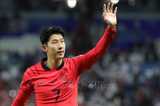Son Heung-min in dấu giày trong cả hai bàn thắng, giúp Hàn Quốc ngược dòng đánh bại Australia 2-1. Ảnh: AFP/TTXVN