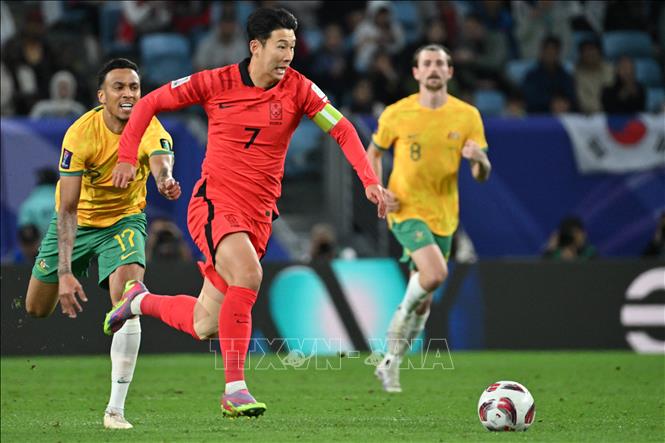 Son Heung-min (số 7) của Hàn Quốc đi bóng trước các cầu thủ Australia. Ảnh: AFP/TTXVN