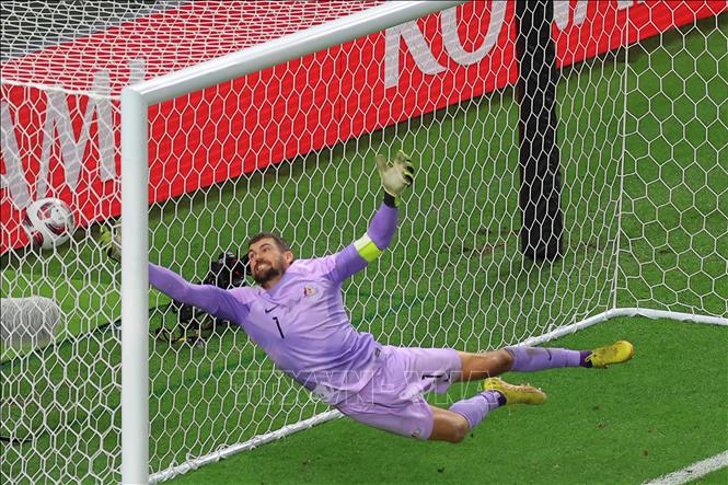 Thủ môn Mathew Ryan của Australia không thể cản phá cú sút của cầu thủ Hàn Quốc. Ảnh: AFP/TTXVN