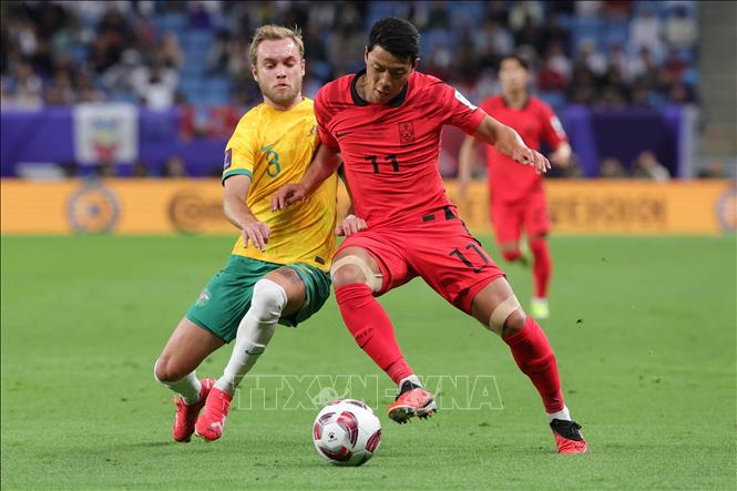 Hậu vệ Nathaniel Atkinson (trái) của Australia tranh bóng với tiền vệ Hwang Hee-chan của Hàn Quốc. Ảnh: AFP/TTXVN