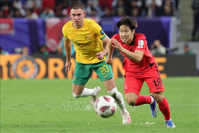 Hậu vệ Lewis Miller (trái) của Australia tranh bóng với tiền vệ Lee Kang-in của Hàn Quốc. Ảnh: AFP/TTXVN
