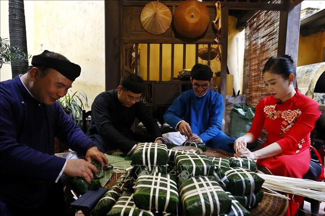 Cứ mỗi dịp Tết đến, Xuân về, các thành viên trong gia đình lại quây quần bên nồi bánh chưng xanh. Ảnh: Minh Quyết - TTXVN