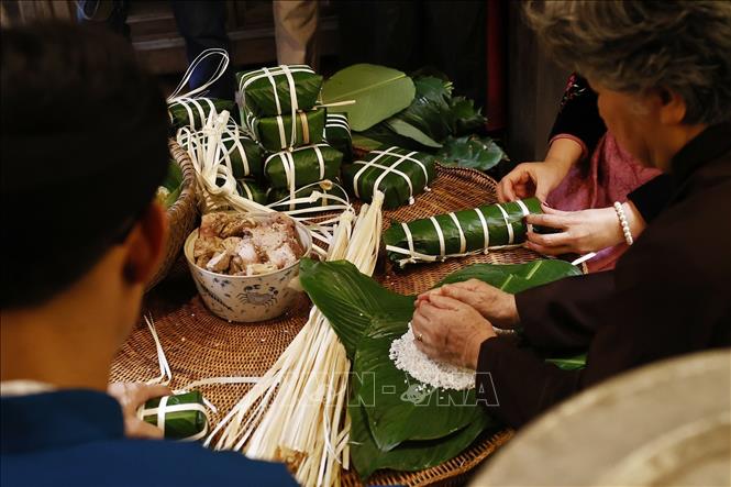 Bánh chưng vuông, bánh tét dài mang đậm bản sắc Tết truyền thống của người Việt. Ảnh: Minh Quyết – TTXVN
