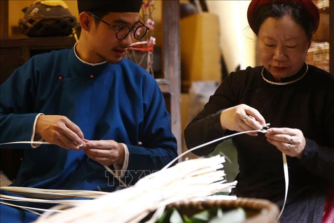 Chuẩn bị dây lạt giang để gói bánh chưng. Ảnh: Minh Quyết – TTXVN