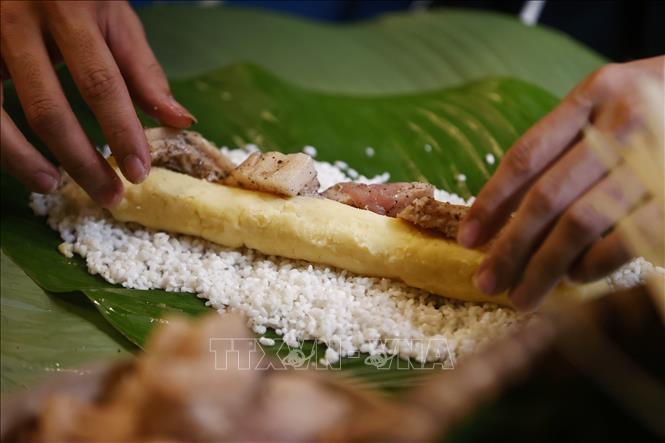 Bánh tét được gói dài, phổ biến tại miền Nam và một số tỉnh, thành. Ảnh: Minh Quyết – TTXVN