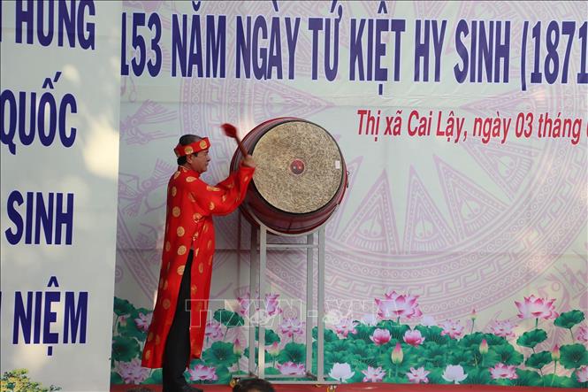 Chủ tịch UBND thị xã Cai Lậy Trần Văn Thức đánh trống khai Lễ. Ảnh: Minh Trí - TTXVN