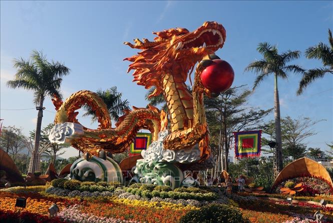 Linh vật rồng “Tọa sơn hướng hải” tựa mình vào núi, mặt hướng ra biển Đông quy tụ sinh khi đất trời. Ảnh: Xuân Triệu - TTXVN
