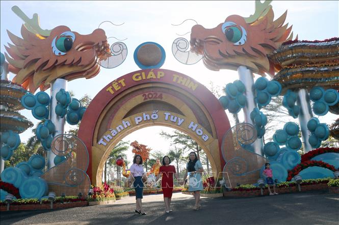 Cổng “Lưỡng long chầu nguyệt” tại đường hoa xuân Phú Yên. Ảnh: Xuân Triệu - TTXVN