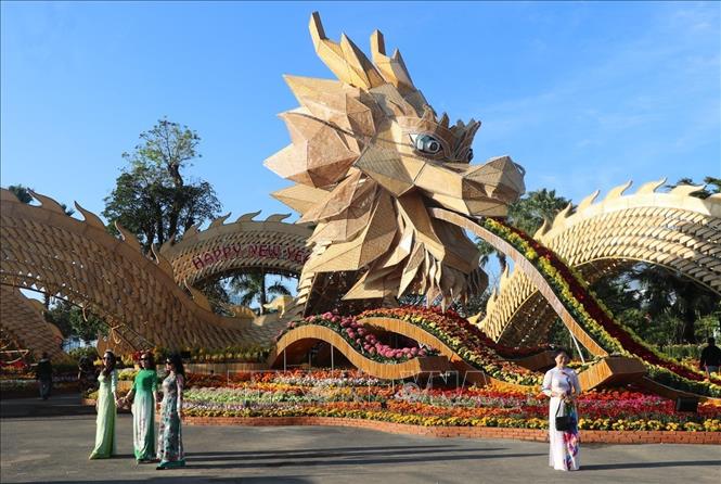 Cổng “Hội Long vân” là hình tượng rồng bay lượn trên cánh đồng lúa Tuy Hòa, mang ý nghĩa mùa màng bội thu. Ảnh: Xuân Triệu - TTXVN