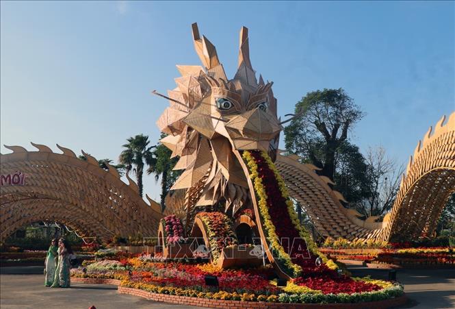Cổng “Hội Long vân” là hình tượng rồng bay lượn trên cánh đồng lúa Tuy Hòa, mang ý nghĩa mùa màng bội thu. Ảnh: Xuân Triệu - TTXVN