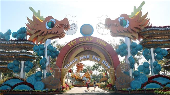 Cổng “Lưỡng long chầu nguyệt” tại đường hoa xuân Phú Yên. Ảnh: Xuân Triệu - TTXVN