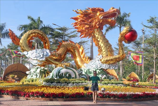 Linh vật rồng “Tọa sơn hướng hải” tựa mình vào núi, mặt hướng ra biển Đông quy tụ sinh khi đất trời. Ảnh: Xuân Triệu - TTXVN