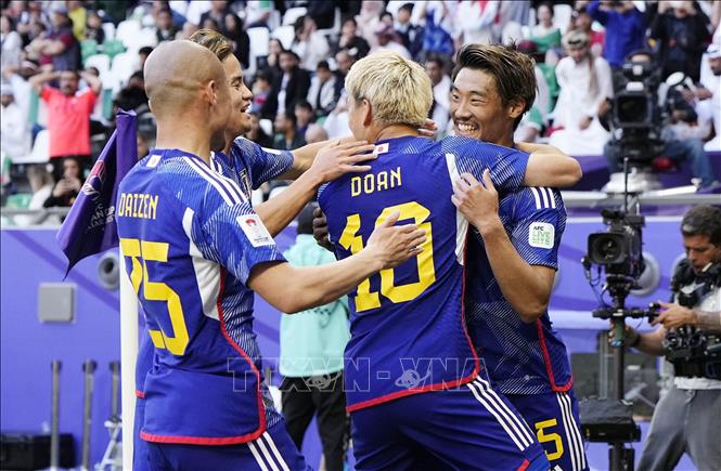 Cầu thủ Nhật Bản Hidemasa Morita (số 5) ăn mừng cùng đồng đội sau khi ghi bàn thắng mở tỉ số ở phút 28. Ảnh: Kyodo/TTXVN