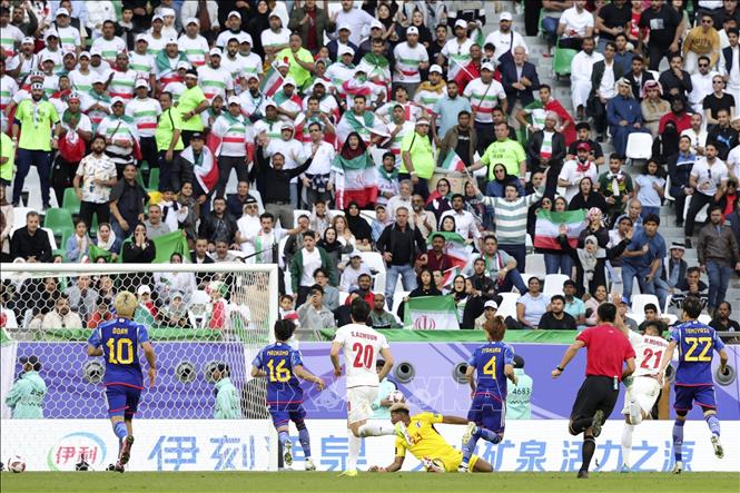 Tiền vệ Iran Mohammad Mohebi (thứ 2, phải) ghi bàn thắng cân bằng tỉ số 1-1 ở phút 55. Ảnh: AFP/TTXVN