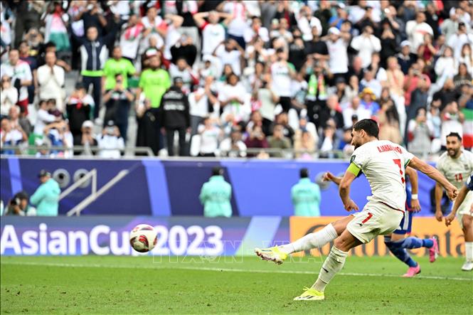 Tiền vệ Iran Alireza Jahanbakhsh (số 7) ghi bàn thắng ấn đinh tỉ số 2-1 trên chấm phạt đền ở phút 90+6. Ảnh: AFP/TTXVN