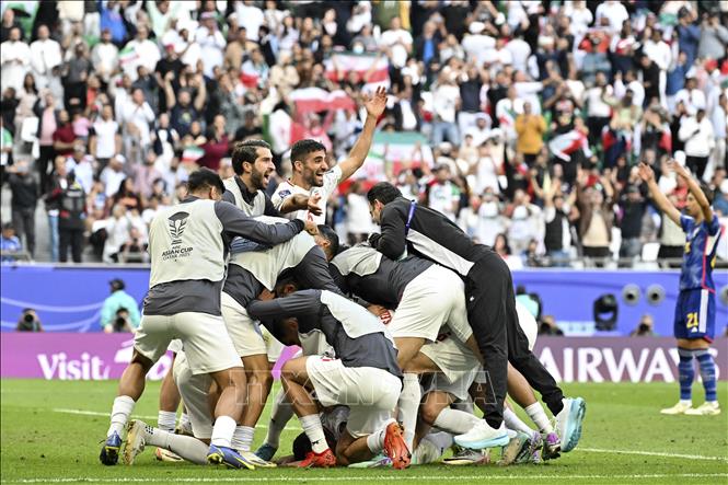 Các cầu thủ đội tuyển Iran ăn mừng bàn thắng thứ hai vào lưới Nhật Bản. Ảnh: AFP/TTXVN