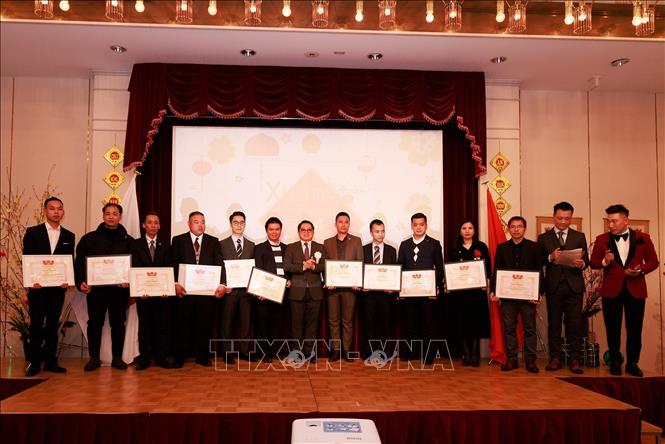 Trao bằng khen cho các tập thể, cá nhân tích cực tham gia công tác cứu trợ nạn nhân của trận động đất ở tỉnh Ishikawa. Ảnh: Xuân Giao - PV TTXVN tại Nhật Bản