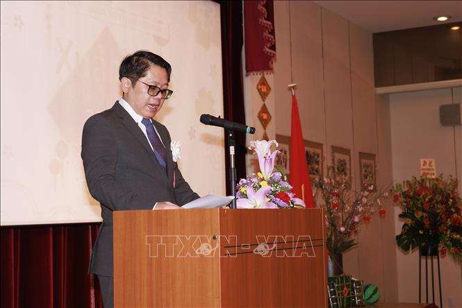 Tổng Lãnh sự Việt Nam tại Osaka Ngô Trịnh Hà phát biểu khai mạc chương trình. Ảnh: Xuân Giao - PV TTXVN tại Nhật Bản