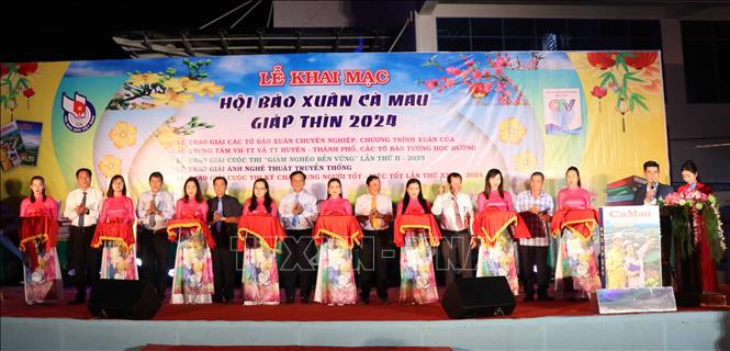 Đại biểu cắt băng khai mạc Hội báo Xuân Giáp Thìn 2024. Ảnh: Kim Há-TTXVN