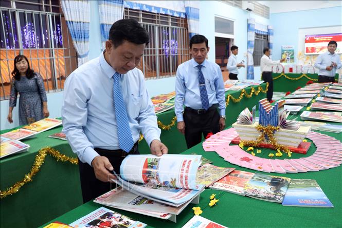 Ông Hồ Trung Việt, Trưởng ban Tuyên giáo Tỉnh ủy Cà Mau tham quan khu trưng bày báo Xuân Giáp Thìn 2024. Ảnh: Kim Há-TTXVN