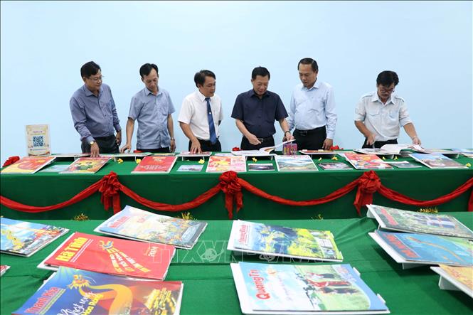 Đại biểu tham quan khu trưng bày báo Xuân Giáp Thìn 2024. Ảnh: Kim Há-TTXVN