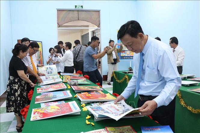 Ông Hồ Trung Việt, Trưởng ban Tuyên giáo Tỉnh ủy Cà Mau tham quan khu trưng bày báo Xuân Giáp Thìn 2024. Ảnh: Kim Há-TTXVN