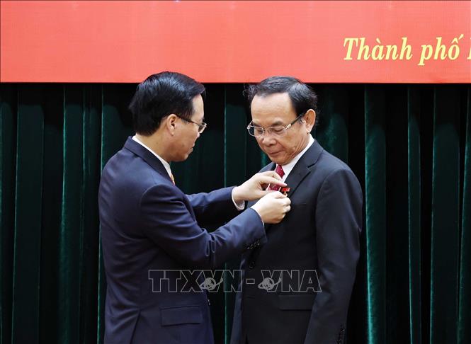 President Vo Van Thuong presents the 45-year Party membership badge to Secretary of the Ho Chi Minh City Party Committee Nguyen Van Nen. VNA Photo: Thống Nhất 
