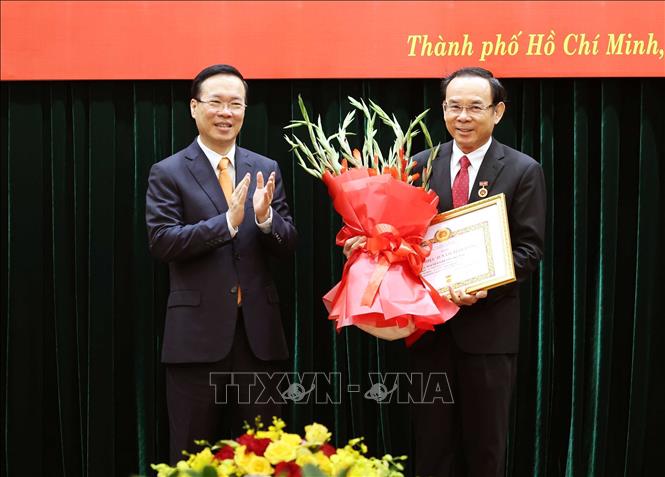 President Vo Van Thuong presents the 45-year Party membership badge to Secretary of the Ho Chi Minh City Party Committee Nguyen Van Nen. VNA Photo: Thống Nhất 