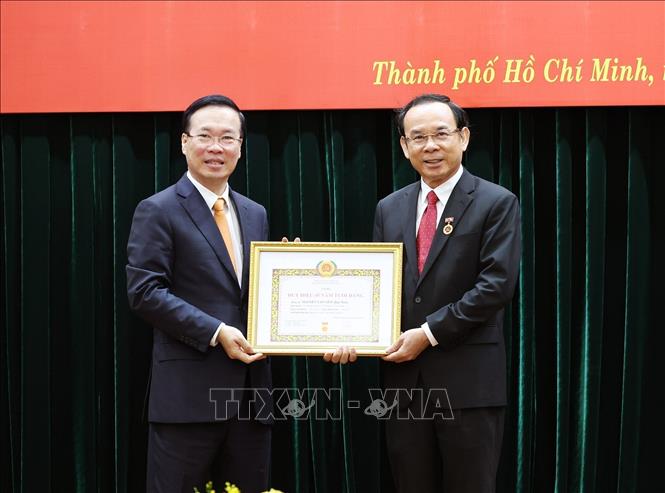 President Vo Van Thuong presents the 45-year Party membership badge to Secretary of the Ho Chi Minh City Party Committee Nguyen Van Nen. VNA Photo: Thống Nhất 