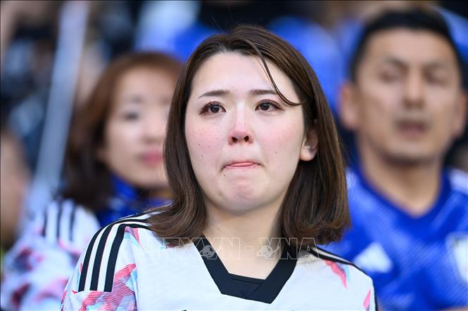 Nỗi buồn của cổ động viên Nhật Bản khi đội nhà dừng chân tại Tứ kết Asian Cup 2023. Ảnh: THX/TTXVN