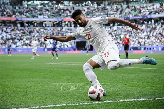 Tiền vệ Iran Mohammad Mohebbi nỗ lực kiểm soát bóng trong trận đấu. Ảnh: THX/TTXVN