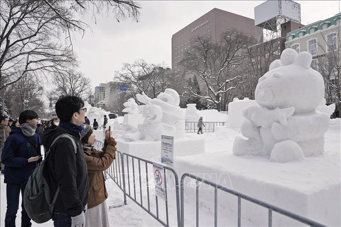 Khách tham quan chiêm ngưỡng các tác phẩm điêu khắc bằng băng tuyết tại Lễ hội Sapporo ở tỉnh Hokkaido, miền Bắc Nhật Bản ngày 4/2/2024. Ảnh: Kyodo/TTXVN