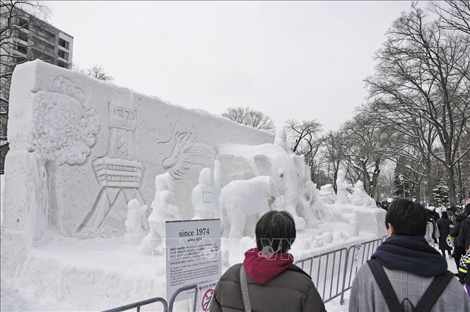 Khách tham quan chiêm ngưỡng các tác phẩm điêu khắc bằng băng tuyết tại Lễ hội Sapporo ở tỉnh Hokkaido, miền Bắc Nhật Bản ngày 4/2/2024. Ảnh: Kyodo/TTXVN