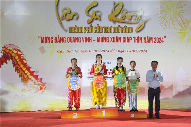 Đoàn Bảo Vy Đường (huyện Phong Điền, Cần Thơ) đạt giải Nhất nội dung Lân (nữ hoặc nam - nữ) lên mai hoa thung. Ảnh: Trung Kiên - TTXVN