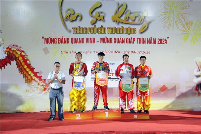 Đoàn Tú Anh Đường (Cái Răng, Cần Thơ) đạt giải Nhất nội dung Lân nhảy bục. Ảnh: Trung Kiên - TTXVN