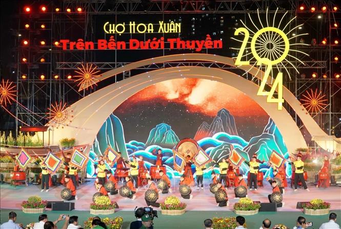  Nghi thức trống hội khai mạc chợ Hoa Xuân “Trên bến dưới thuyền” năm 2024. Ảnh: Thu Hương - TTXVN
