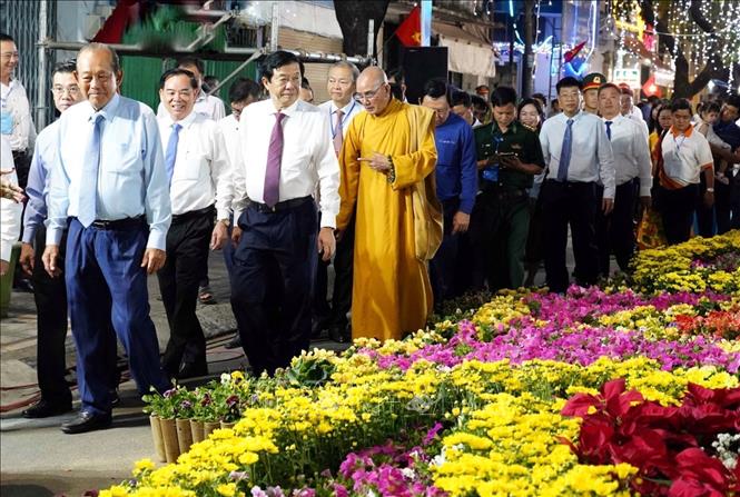  Lãnh đạo UBND Thành phố Hồ Chí Minh tham quan chợ Hoa Xuân “Trên bến dưới thuyền”. Ảnh: Thu Hương - TTXVN