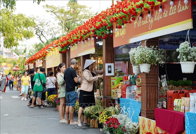 Đông đảo người dân tới tham quan, mua sắm tại chợ hoa Xuân “Trên bến dưới thuyền”. Ảnh: Thu Hương - TTXVN