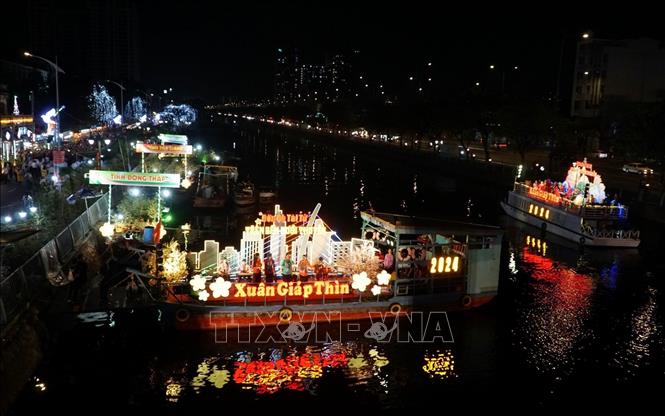 Chợ Hoa Xuân “Trên bến dưới thuyền” rực rỡ vào buổi tối. Ảnh: Thu Hương - TTXVN