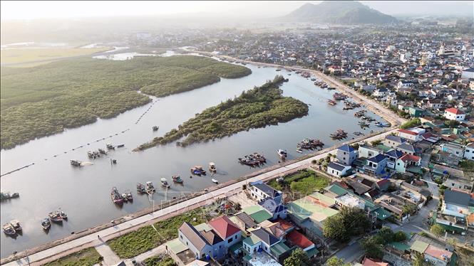 Xã Thạch Kim hiện có hơn 100 tàu thuyền đánh bắt cá, cung cấp nguồn nguyên liệu dồi dào cho nghề nướng cá của người dân địa phương. Ảnh: Hữu Quyết – TTXVN