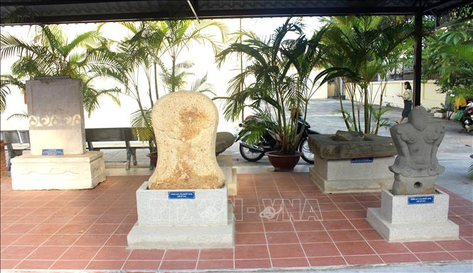 Nhiều cổ vật, biểu tượng được trưng bày tại Bảo tàng. Ảnh: Hồng Hiếu- TTXVN