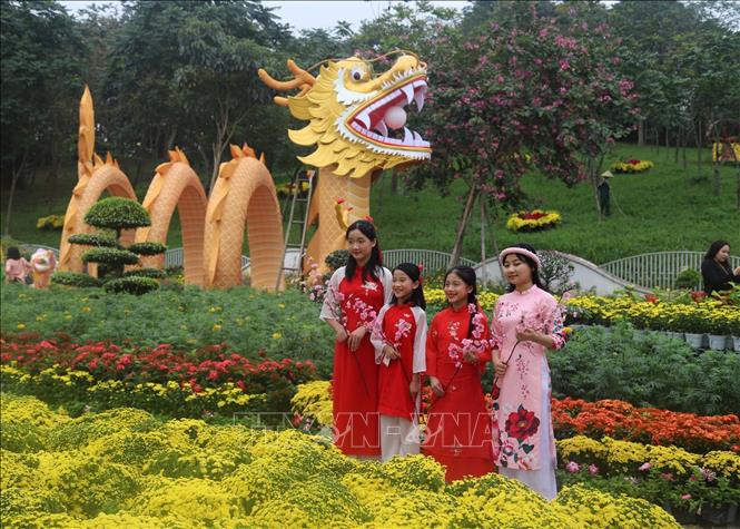 Nhiều người dân đến check in bên linh vật rồng. Ảnh: Trịnh Duy Hưng - TTXVN