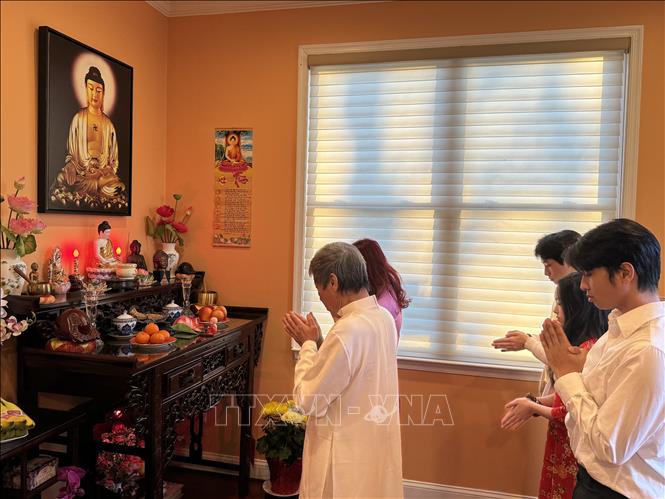 Cả gia đình chị Thảo thắp hương cúng lễ tổ tiên trong ngày Tết. Ảnh: Kiều Trang - PV TTXVN tại Mỹ